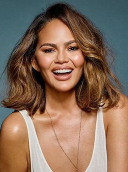 Cấy lông mày làm đẹp như Chrissy Teigen