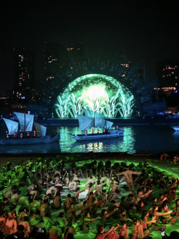 Hoành tráng đại nhạc kịch 'Chuyến tàu huyền thoại' trên sông Sài Gòn