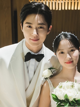 Ảnh cưới Byeon Woo Seok và Kim Hye Yoon trong 'Cõng anh mà chạy'