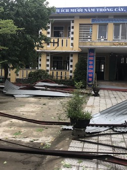 Thừa Thiên-Huế: Giông lốc thổi bay nhiều phòng học, học sinh phải tạm nghỉ