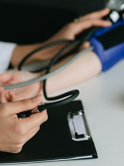 Vì sao người trên 50 tuổi cần kiểm tra huyết áp thường xuyên?
