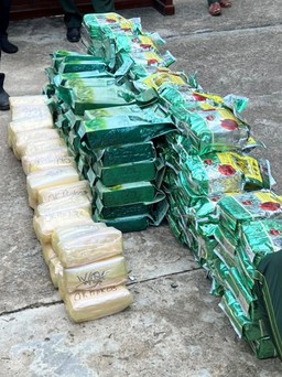 Bắt giữ 8 người Lào vận chuyển gần 200 kg ma túy qua cửa khẩu quốc tế