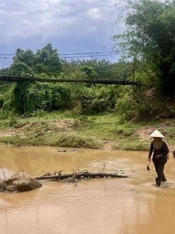 Kon Tum: Cầu treo hư hỏng, người dân phải lội suối đi làm