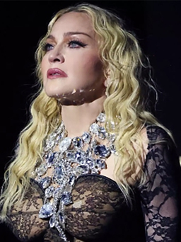 Madonna bị khán giả hâm mộ… kiện