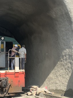 Thông hầm đường sắt Chí Thạnh sau 10 ngày sạt lở