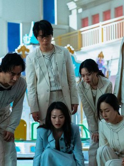 Phim Hàn 'The 8 show' vẫn 'hot' bất chấp tranh cãi