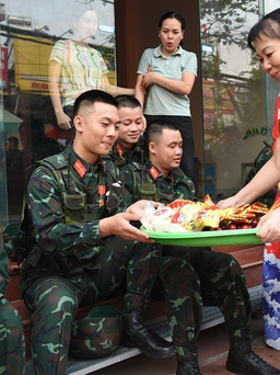 Người dân mang nước chè, hoa quả mời chiến sĩ tập diễu binh ở Điện Biên Phủ