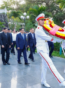 Thủ tướng dâng hương tưởng niệm các anh hùng liệt sĩ tại Nghĩa trang liệt sĩ A1
