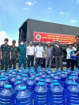 Bệnh viện Quân y 121 đưa nước uống tinh khiết đến với người dân vùng hạn mặn