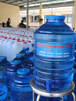 Bệnh viện Quân y 120 tặng nước uống tinh khiết cho người dân Gò Công Đông