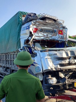 Quảng Bình: Tai nạn liên hoàn, tài xế bị thương nặng, đầu xe biến dạng