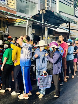 Tết Đoan Ngọ, tiệm vịt quay nổi tiếng ở TP.HCM đông khách xếp hàng chờ mua