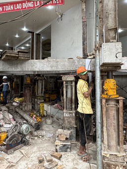 'Thần đèn' Nguyễn Văn Cư nâng ngôi nhà 1.000 tấn chống ngập