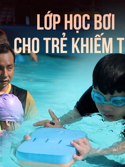 Lớp học bơi đặc biệt cho trẻ khiếm thị tại quận Bình Tân