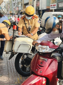 Thói quen rẽ phải khi đèn đỏ, người đi xe máy có thể bị CSGT TP.HCM phạt tiền triệu