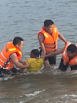 Kịp thời cứu người đàn ông trôi giữa sông Nhật Lệ