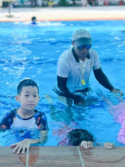 Lần đầu tiên con được học bơi miễn phí, ba mẹ trên bờ xúc động dõi theo