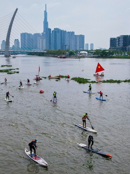 Tưng bừng giải vô địch ván chèo đứng lần đầu tiên trên sông Sài Gòn