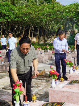 Thủ tướng Phạm Minh Chính viếng mộ Đại tướng Võ Nguyên Giáp ở Vũng Chùa - Đảo Yến