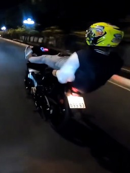 Bị phạt vì nằm ngửa chạy xe máy bằng 2 chân với tốc độ 120 km/giờ