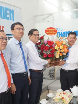 Chủ tịch Khánh Hòa Nguyễn Tấn Tuân thăm, chúc mừng Báo Thanh Niên