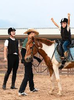 Du khách hào hứng khám phá bộ môn mã thuật tại Vinpearl Horse Academy Vũ Yên