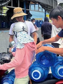 Công ty Coca-Cola Việt Nam mang nước uống miễn phí đến bà con vùng nhiễm mặn