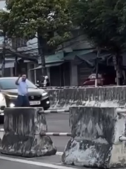 Nha Trang: Một người đàn ông ngoại quốc chặn đường, đập phá xe ô tô