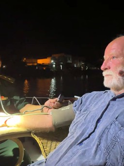 Ngư dân giúp đỡ người đàn ông Mỹ đi du lịch bằng thuyền buồm gặp sự cố