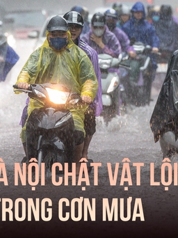 Người Hà Nội chật vật lội nước đi làm trong cơn mưa lớn kèm sấm sét