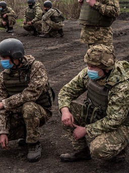 Cựu binh Ukraine than tân binh tháo ráp súng chưa thạo đã phải ra trận