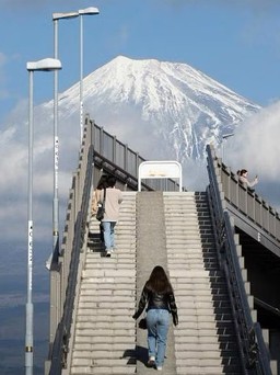 Nhật Bản xây thêm hàng rào ngăn khách ngắm núi Phú Sĩ