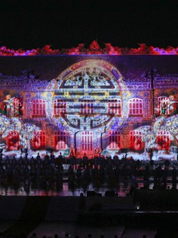 Điện Kiến Trung bừng sáng đêm khai mạc tuần lễ Festival nghệ thuật quốc tế Huế 2024