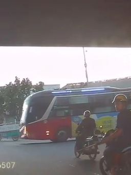 TP.HCM: Tài xế cầu cứu vì bị người lạ đập xe ở ngã tư Linh Xuân