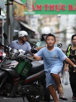 Trẻ em đi bộ băng qua đường bất ngờ, gây tai nạn: CSGT TP.HCM cảnh báo