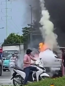 Hoảng hồn chứng kiến vụ cháy xe tải trên đại lộ Phạm Văn Đồng