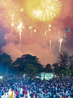 Hàng ngàn người dân và khách du lịch đổ về Quy Nhơn xem pháo hoa tầm cao