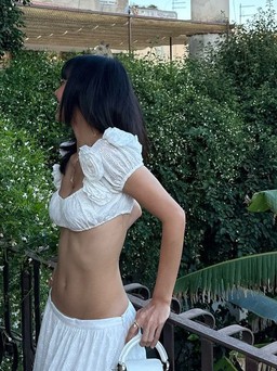 Lisa khoe khéo vòng eo với crop top có giá cao ngất ngưởng