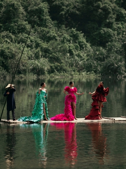 H'Hen Niê, Ngọc Châu, Xuân Hạnh đi bè đến sàn catwalk trong show Lê Thanh Hòa