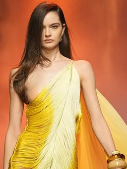 Tông vàng mặt trời khuấy động mùa thu, khiến nàng đẹp rực rỡ, trẻ trung