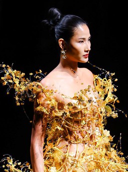 Hoàng Thùy dát vàng, hóa nữ thần tại Tuần lễ thời trang Thượng Hải