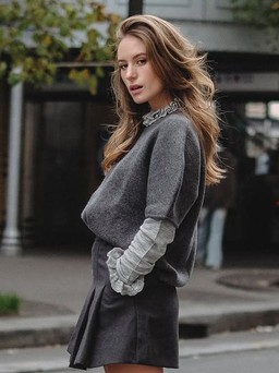 Cứ diện váy ngắn cùng bốt là tổng thể sẽ sang và chất