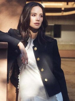 Làm chủ thần thái 'high fashion' cùng bộ đôi váy dài và áo khoác