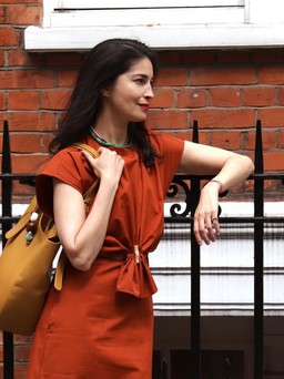 Diện váy dài đến công sở, thanh lịch và phong cách