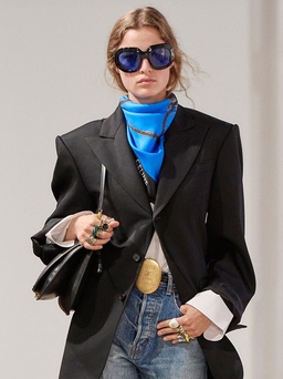 Làm chủ phong cách cổ điển với phụ kiện và khăn