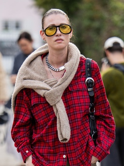 Những ngày lạnh bừng sáng khi áo kẻ ca rô 'trỗi dậy' với diện mạo tối giản