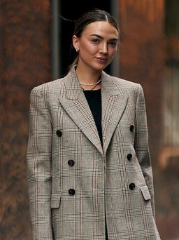 Áo khoác và váy, 'lệch tông' nhưng tạo chuẩn mốt mới