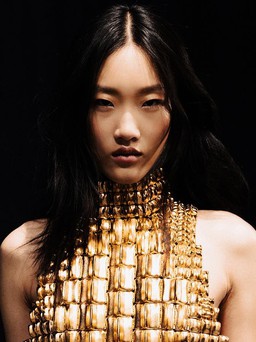 Thiết kế tối giản được nâng tầm nhờ các gam màu ánh kim