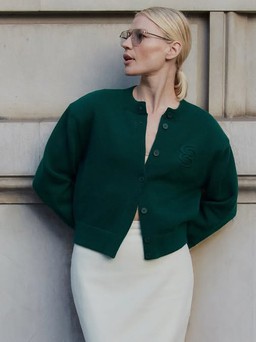 Áo len oversized, cardigan mềm mại... đều 'cân' đẹp với chân váy