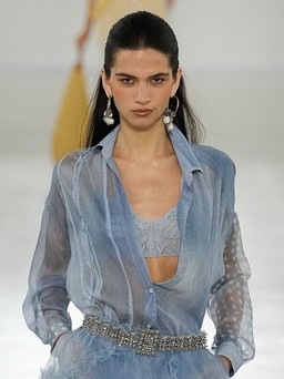 Thăng hạng phong cách nhờ các thiết kế váy maxi hiện đại, cá tính